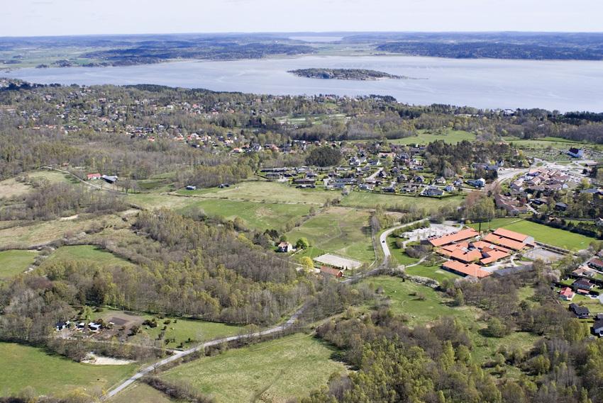 Staragården Kapareskolan en väg a l l åku H Flygbild med fotomontage som visar planerad väg 940 från Håkullavägen mot nordöst.