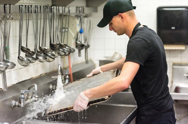 UNGA OCH ANSTÄLLNING SKULLE DU HELLRE GÅ ARBETSLÖS I ETT ÅR FÖR ATT SEDAN FÅ ETT JOBB SOM DU VILL HA ELLER FÅ ETT JOBB DIREKT ÄVEN OM DET INTE ÄR DET JOBB DU HELST VILL HA?