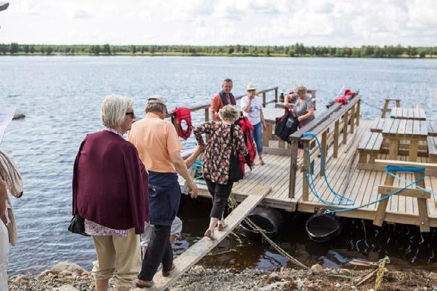 som körde till festplatsen vid forsen. Där berättade sik-entusiasten Jaakko Heikkilä om fisketraditionen på finska Kukkola. Traditionerna skiljer sig en hel del från fisket i svenska Kukkola.