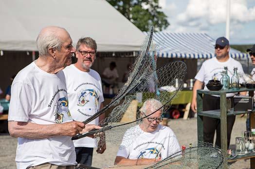 Fiskerätten har gått i arv i de jordägande familjerna och man delar fisken fortfarande som man gjorde långt tillbaka i tiden.