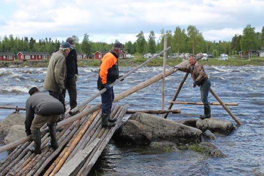Gammal kunskap förmedlas till yngre I sommar har vi även kunnat dokumentera håvfiske och pata- och krenkkubygge.