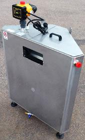 Centrifugalpumpen, som ger 50 l/min vid 6 bar eller 100 l/min vid 3,7 bar, stoppas automatiskt vid maxtryck 6 bar utan flöde och startar sedan på nytt när trycket sjunkit till ca 1,5 bar