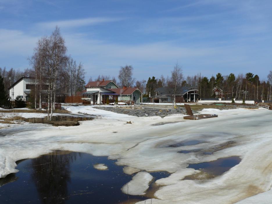De äldsta villorna ligger utmed Brudskärsviken och de nyare har byggts på öns landhöjningsmark. De äldsta villorna härstammar från 1910-talet. Bara ett fåtal av de äldsta villorna finns kvar.
