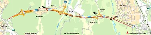 Figur 3 De huvudsakliga åtgärderna längs Rotebroleden. Vägsida för breddning anges med streckad linje, nya trafikplatser och väganslutningar i orange, GC-väg i rött.