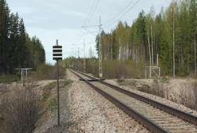 intrång på fornlämning kan undvikas. Mittpunkten hamnar på en höjd, vilket medger att tågen i båda riktningar kan starta i nedförsbacke.