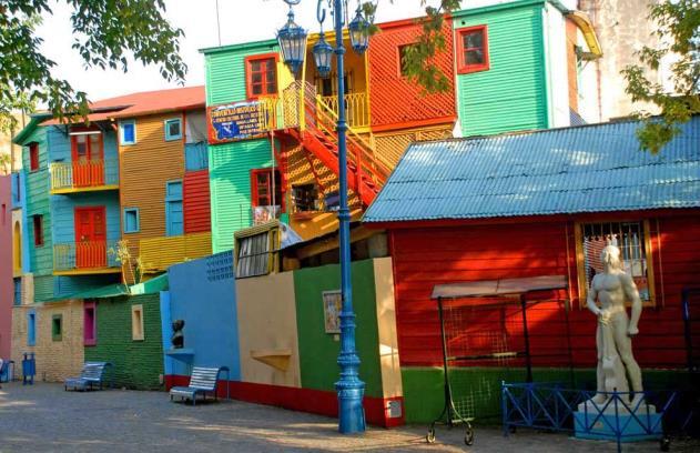 La Bocas gamla hamnkvarter kring gatan El Caminito är ett av populäraste och mest fotograferade turistmål. Gatan är berömd för sina färgglada hus och som tangons födelseplats.