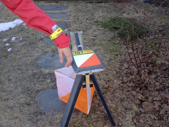 Emitag-stämpling Hyrda Emitag-brickor finns att hämta och betala i info. Tappad hyrbricka debiteras med 90. 10. MÅL Samma målgång i alla klasserna. Efter målstämpling sker avläsning för Emitag.