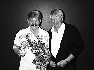 5 Bulletin SM-VECKAN I SKÖVDE ONSDAGEN DEN 30 JULI 1997 PRIS 5:- Tredje raka guldet "Guld-Kjell" Andersson med partner Arne Ågren tog hem tredje raka SM-tecknet i veteranklassen. Vi gratulerar.