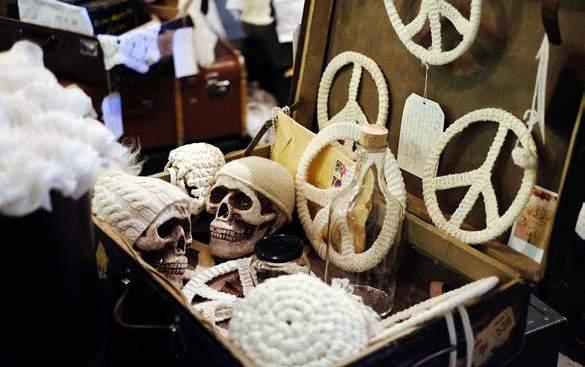 KONSTNÄRLIG VERKSAMHET ÖVRIGT KNITTING PEACE - UTSTÄLLNINGEN Knitting Peace utställningen, hade vernissage på Armémuseum den 1 december 2015 och var öppen till den 30 november 2016.