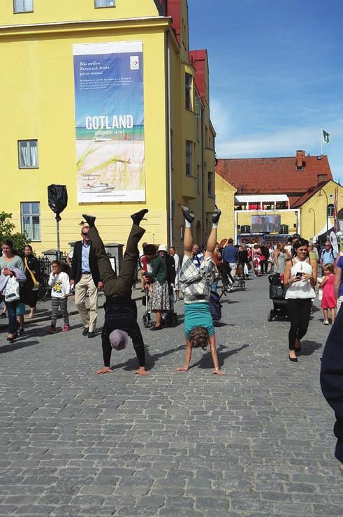 KONSTNÄRLIG VERKSAMHET Kungen som sedan fick uppdraget att ta det första spadtaget. Detta skedde inför en stor allmänhet, press och den övriga Kungafamiljen.