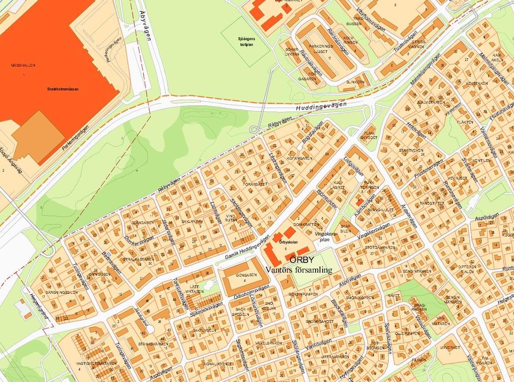 Sida 2 (10) Cykelbanan och gångbanan är separerade med tre rader smågatsten om 30 centimeter. Körbanans bredd smalnas av från 11 till cirka 7,6 meter.