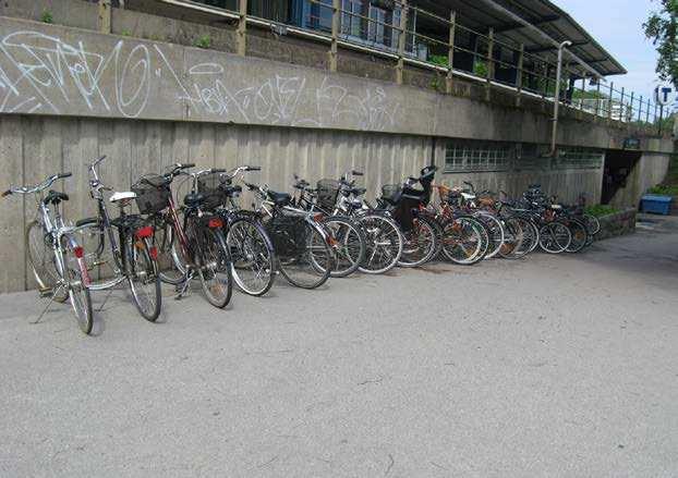 Väster om programområdet,vid Blåsut, är en stor del av gatuparkeringen reglerad som boendeparkering reserverad för de boende i delområdet.