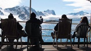 I mässen bjuder fartygets duktiga kock på härliga måltider och i den eleganta salongen