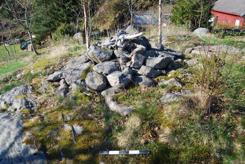 Id 129841, undersökt 1990. Sett mot söder. Fotograf: Jakob Johansson Gravfältet med id 43039 består av två stycker runda rösen. Även dessa rösen ligger i närheten av det gamla skolhuset i Hogganvik.