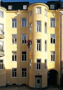 UTRYMNINGSSTEGAR Denna hopfällbara utrymningsstege är tillverkad i anodiserad aluminium för att bli extra hållbar och inte svärta ner dina händer eller kläder.
