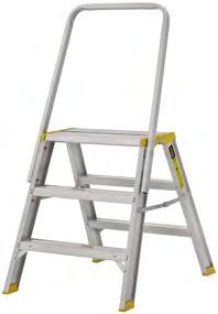 Plattformen mäter 300x600 mm och har ett integrerat handtag vilket gör arbetsbocken lätt att bära. Fotstegen är 80 mm djupa och räfflade för att ge dig ett bra halkskydd.