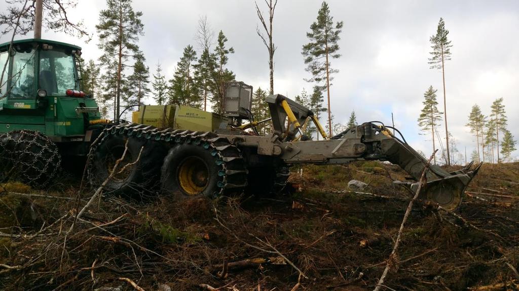 14 Figur 4. Bild på Bräcke M25.a markberedare med såddaggregat. Foto: Patrik Lindroos 2016, entreprenör Göran Strömberg. Bräcke M25.a är en lätt högläggare som monteras på en skotare.