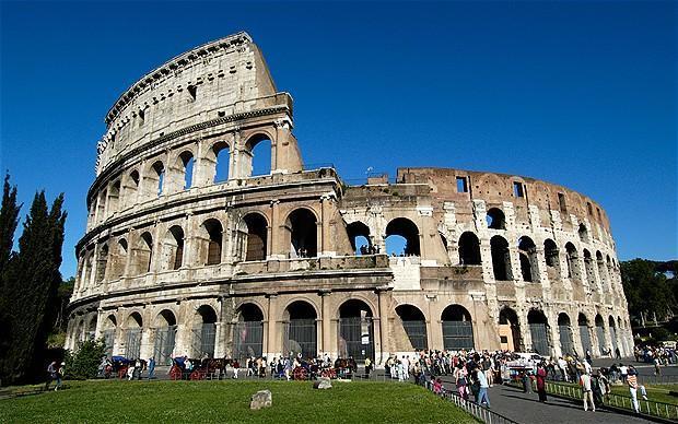 tur till det antika Rom: vi besöker det imponerande Colosseum.