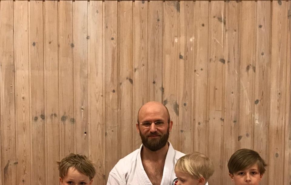 Kims jiujitsuresa Jag kommer ihåg när jag och min mor för första gången besökte Teatergatan. Jag och min vän Anders ville börja i nån fräck kampsport.