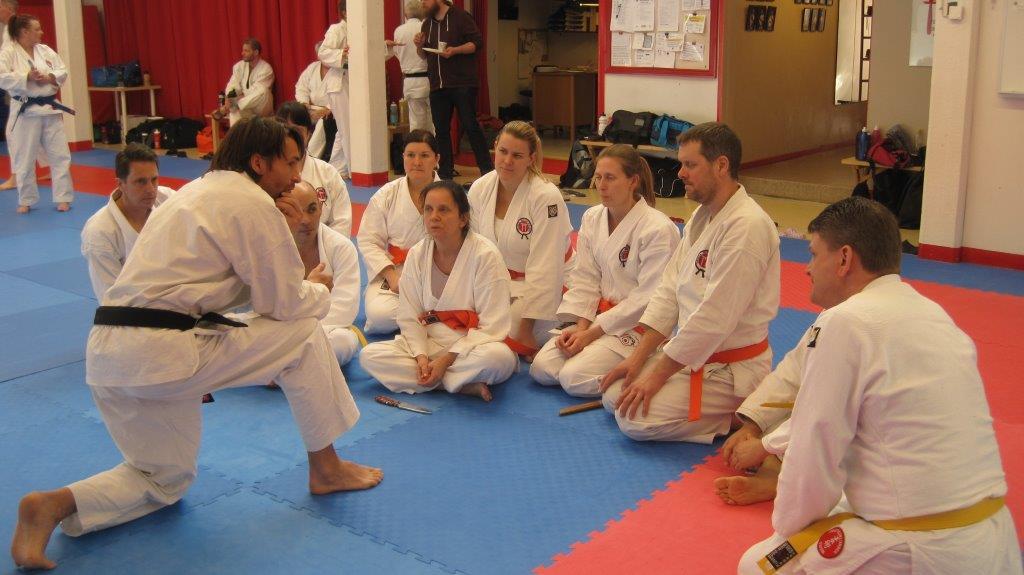 Söndagsmorgon och vi samlades i dojon för ännu ett par timmars härlig jiujitsuträning.