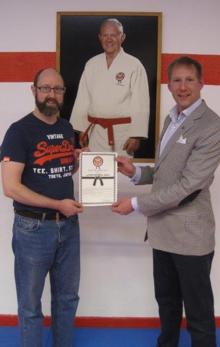Jiujitsuförbundet vill stå för. Utmärkelsen står för rutin, ordning och självdistans i de proportioner som skapar bekväm avspändhet i dess närhet.