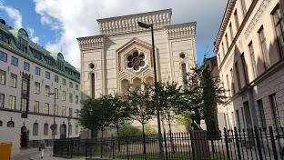 Stockholms synagoga Vi besöker Synagogan i Stockholm där vi blir guidade runt av fil dr Eva Apéria och får veta mer om judisk kultur samt om synagogan.