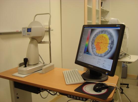 Bild 2 Bild 3 Bild 2: I denna studie användes Corneal Analyser CA-100F från Topcon På skärmen syns ett analyserat öga. Bild 3: Bild från patientens synvinkel.