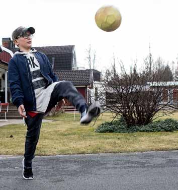 Vi väntar på forskningen Med medicin klarade de av att hålla Elliots värden på en acceptabel nivå tills han var drygt sex år. Då var den enda behandlingen som återstod dialys och transplantation.