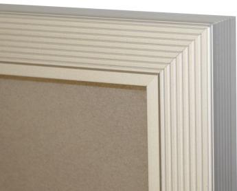 Dörren är tillverkad med 3 mm polyesterglas och försedd med cylinderlås. Storlek markerad med * levereras standard med härdglas i dörren men kan även levereras med polyesterglas.