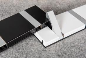 Klädhängare i massivt trä med återfjädrande krokar i Klädhängare Stumtjener natureloxerad aluminium lika Knax.