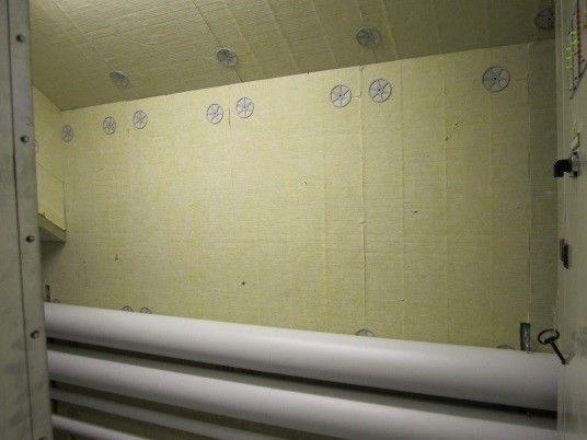 Yta för växelriktare finns till vänster om elcentral.