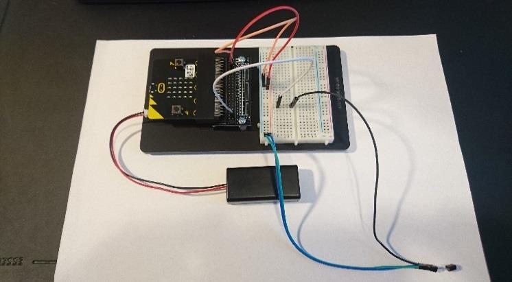 Vad vi därför behöver göra för att tillverka en digital termometer, är att läsa av spänningen (vanligen mellan 0 och 5 V) sensorn ger ut med vår Micro Bit.