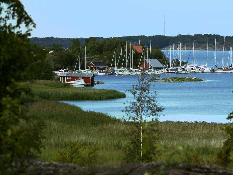 Kumlinge En övärld med rikt naturliv Kumlinge är kommunen mitt i skärgården. Hit reser du lika enkelt från fasta Åland som från fasta Finland.
