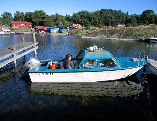 Figur 1. Båt som användes vid fältprovtagningen vid brygga i Lökasundet.