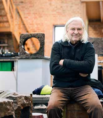 SMÅSTEN KRÖNIKAN PÅL SVENSSON FOTO: ANNA RUT FRIDHOLM Där som luften tränger sig in Jag hade arbetat med skulptur i säkert 15 år då jag ombads att skriva en recension i Göteborgs-Posten av en nyutkom