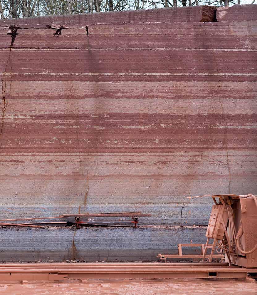 STENBROTTET THORSBERG FAKTA Kalkstenen på Kinnekulle bildades för runt 500 miljoner år sedan och finns i olika färger. De övre skikten är av röd sten i två nyanser.