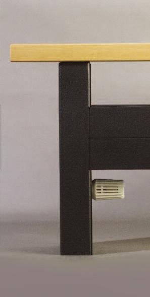 KONSTRUKTION Radiatorns värmekropp är integrerad i sidostycken som även utgör golv och bänkkonsoler. Värmekroppen är uppbyggd av horisontellt liggande fyrkantsrör som genomströmmas av uppvärmt vatten.