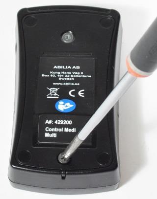. Sette i batterier Løsne skruene til batteriluken på baksiden av Control Medi med en skrutrekker og sett inn 3 stk. alkaline batterier type LR03 (AAA),5V.