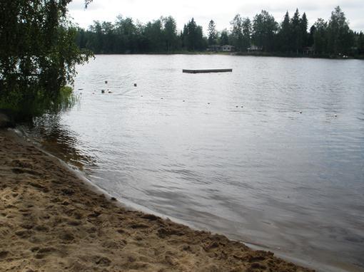 djup (cm) djup (cm) således lite under 15 m långa. Stranden är i en smal vik och har den minsta exponeringsgraden av lokalerna i denna utredning.