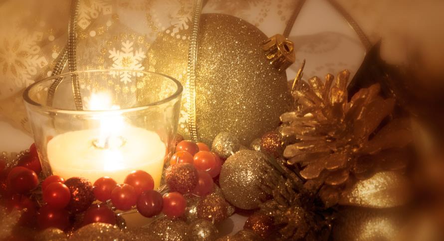 Julgröt, dans kring granen och besök av S:t Nikolaus (Tomten). En fest för hela familjen!