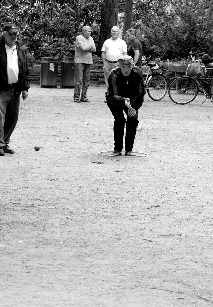 Boule är en utpräglad precisionsidrott I boule spelar man antingen tre mot tre (trippel), två mot två (dubbel) eller en mot en (singel). I trippel har varje spelare två klot.