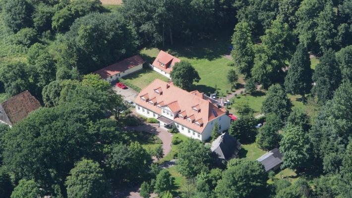 Landhotel Herrenhaus Bohlendorf Detta hotell ligger i en historisk byggnad på halvön Wittow, som är en del av Tysklands största ö, Rügen, som är en otroligt populär semesterdestination under hela