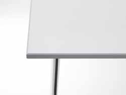 Rak ljusgrå plastkantlist. För vissa storlekar finns följade bordsskivor som alternativ: - Premium, av 25 mm poppelplywood med högtryckslaminat K2010 UN, vitgrå. Fasad ljusgrå plastkantlist.