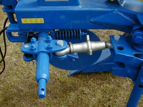 3. Första tiltans arbetsbredd För plogar med hydraulisk bäraxelreglering: Kontrollera att dragstängernas begränsningslänkar ej är spända.
