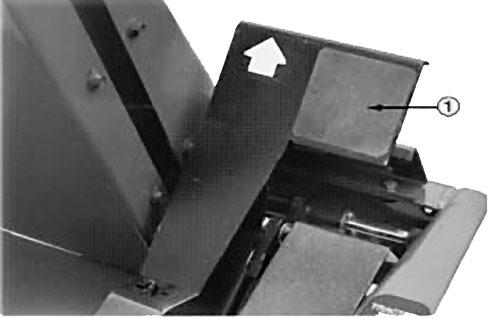Gaspedal 3 4 5 Gaspedalen (fig. 8) har två funktioner: att driva maskinen framåt och att driva den bakåt. Tryck ner pedalens översta del för att köra framåt och dess nedre del för att backa.