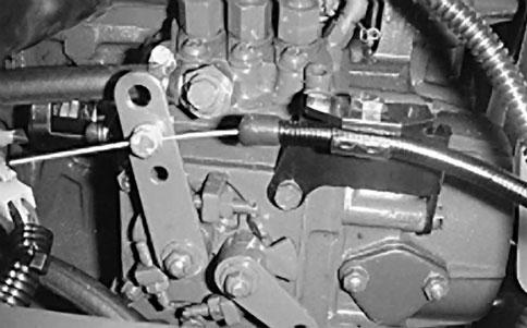 3. Öppna avluftarskruven på injektionspumpen (fig. 0). också när kraftuttagsreglaget är ikopplat eller gaspedalen nedtryckt när föraren inte är i förarsätet eller parkeringsbromsen är åtdragen.