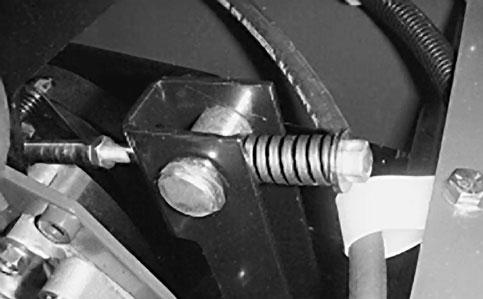 38 mm. Avlägsna den vänstra fästbulten och fästmuttern och avlägsna fästets gummistötdämpare (fig. 9). 4 5 Figur 8. Spännfjäder. Dragstångens kontramutter 3. Spänningsjusteringsbult 3 3 3.