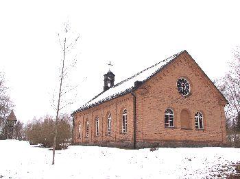 Kyrkan har sadeltak täckt med svartmålad slätplåt. Över västra gavelnocken uppfördes en öppen och korskrönt takryttare, i svart plåt. Den bär kyrkans ursprungliga klocka.