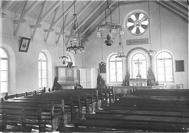 Ursprungligen inreddes kyrkan med läktare ovanför porten i väster. Under läktaren uppfördes ett vindfång med innerdörr.