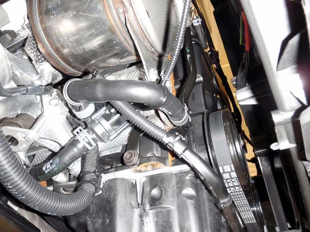 AUDI 4/ Q.0 TDI Quattro S tronic 90Hk 07> DET* A Demonter platen under motoren. Varmeren monteres på A- siden av motoren. Demonter slangen () fra vannrøret (). Demonter bolten () fra eksosfestet.